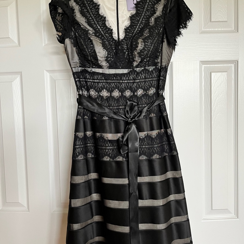 Very beautiful, elegant dress for special occasions.